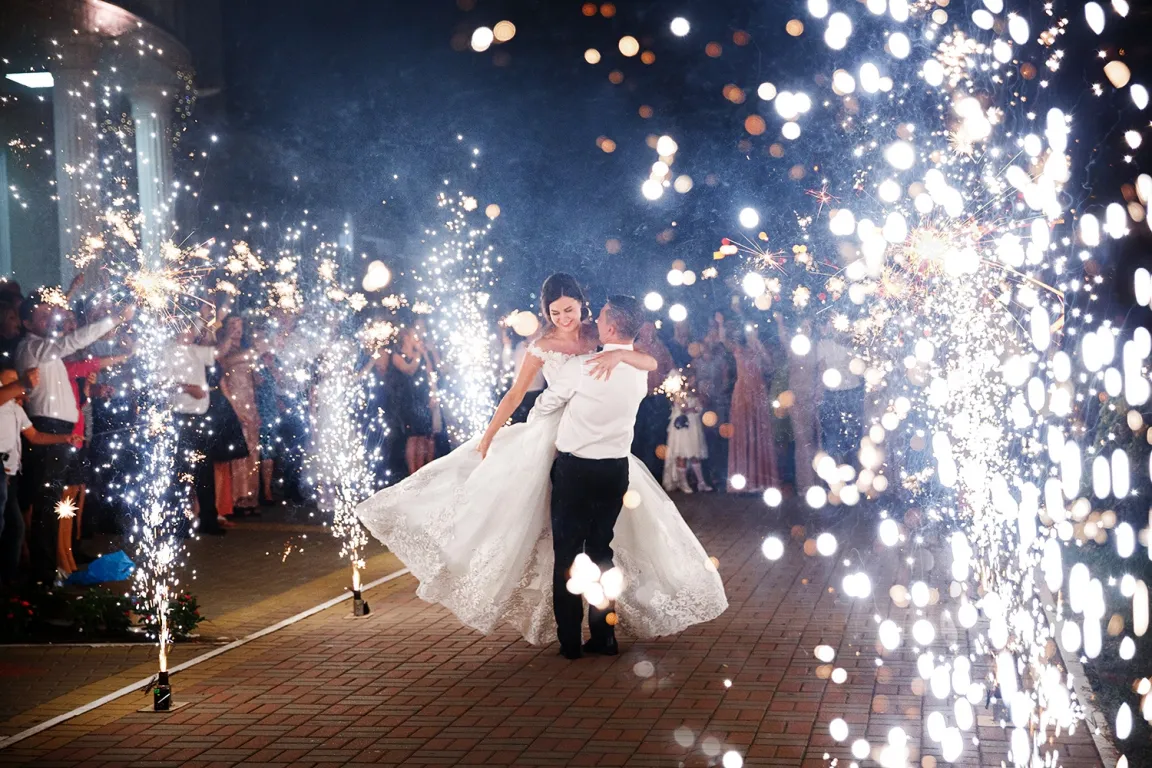 Холодные фонтаны для свадьбы - Холодные фонтаны на свадьбу – безопасный огонь, обещающий счастье. Технически, это пиротехническое изделие, которое выбрасывает поток искр и пламени на высоту 1,5-8 м. Фонтаны отличаются цветом огня, высотой потока и спецэффектами. специализированный магазин фейерверков новые поступления пиротехники цена фейерверков сезон продажи пиротехники открыт лучший магазин фейерверков Москва Холодные фонтаны для свадьбы - Холодные фонтаны на свадьбу – безопасный огонь, обещающий счастье. Технически, это пиротехническое изделие, которое выбрасывает поток искр и пламени на высоту 1,5-8 м. Фонтаны отличаются цветом огня, высотой потока и спецэффектами. специализированный магазин фейерверков новые поступления пиротехники цена фейерверков сезон продажи пиротехники открыт лучший магазин фейерверков Москва